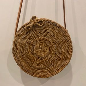 Round woven crossbody rattan bag